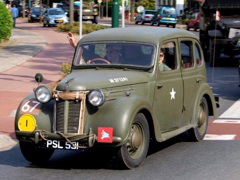 1946_Austin_Ten_Saloon,_Bridgehead_2011