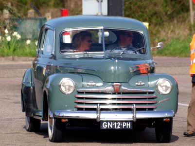 1946_Ford_Super_de_Luxe_Coupe_pic2