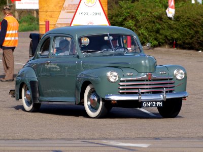 1946_Ford_Super_de_Luxe_Coupe_pic3
