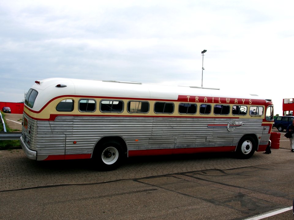 1952_GMC_Silver_Eagle_(M3_CQ,_PD4103)_coach,_pic1