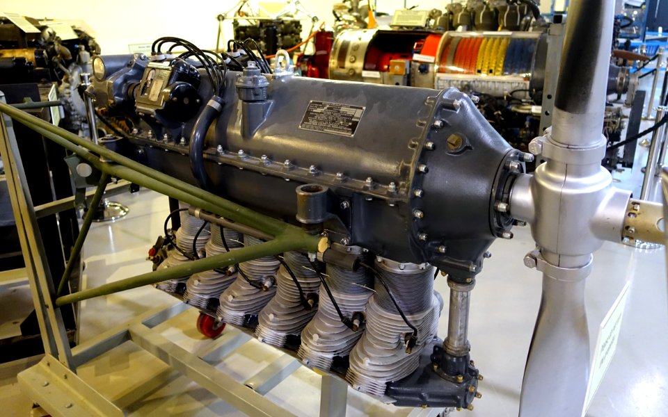 1945_Ranger_6-440C-5_aircraft_engine_-_Hiller_Aviation_Museum_-_San_Carlos,_California_-_DSC03046