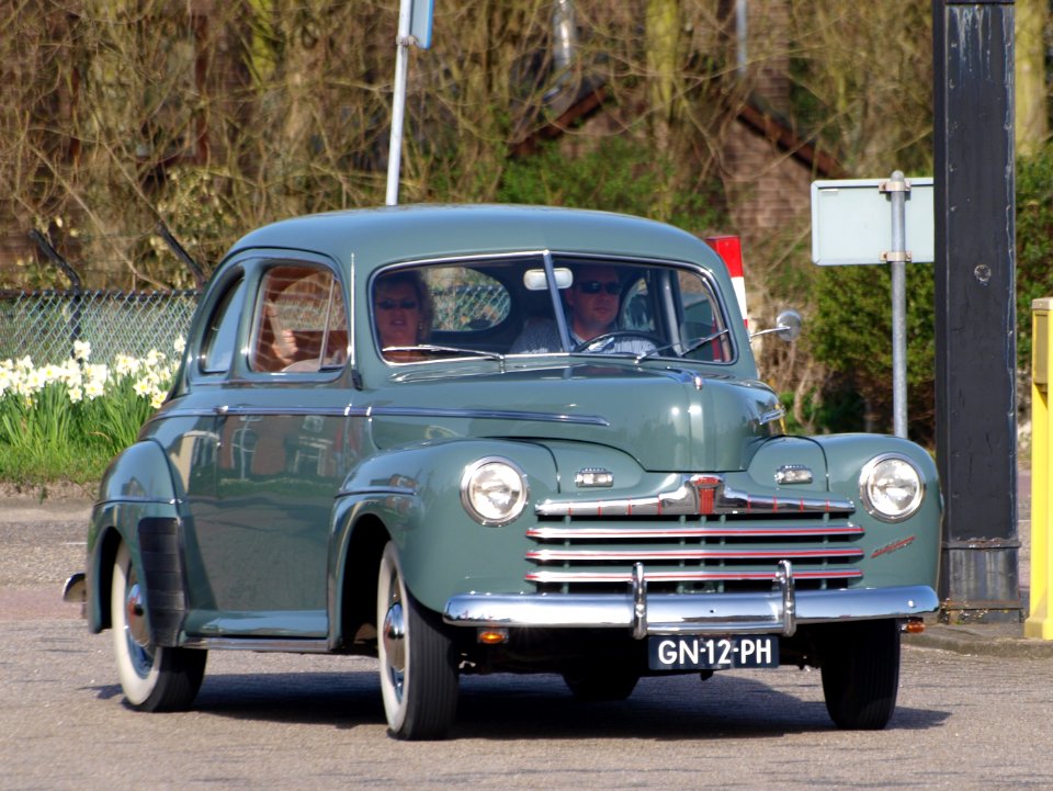 1946_Ford_Super_de_Luxe_Coupe_pic1