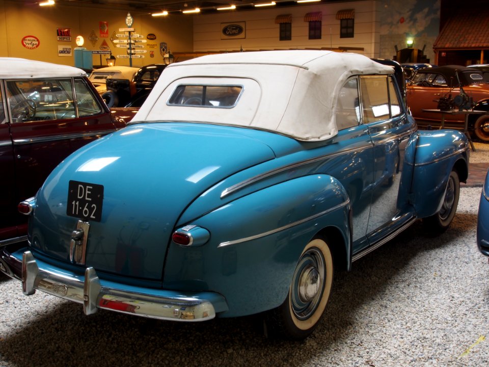 1942_Ford_76_Club_Cabriolet_pic08