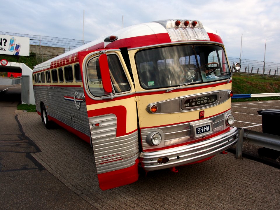 1952_GMC_Silver_Eagle_(M3_CQ,_PD4103)_coach,_pic3