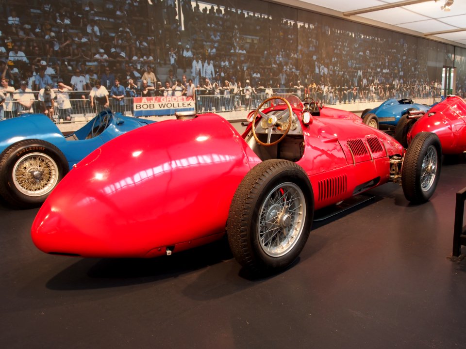 1952_Ferrari_F2_500-625,_4_cylinder,_185cv,_1984cm3,_220kmh,_photo_2
