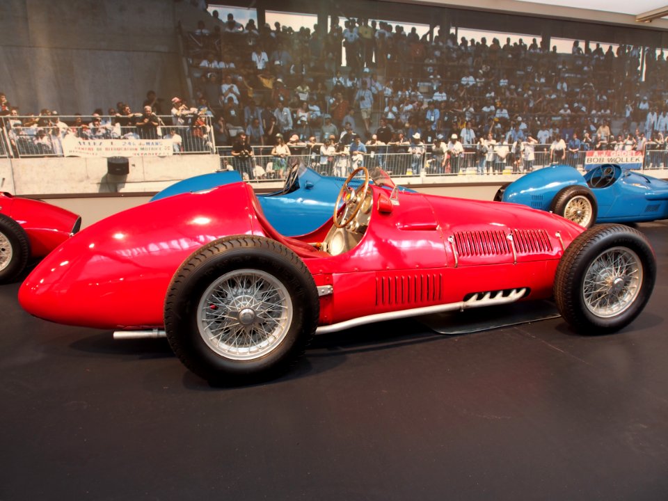 1950_Ferrari_F2_212,_12_cylinder,_2562cm3,_200hp,_230kmh,_photo_2