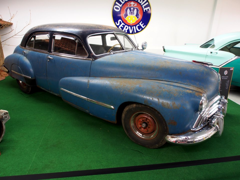 1947_Oldsmobile_98_Sedan,_4211ccm,_110hp,_150kmh_pic2