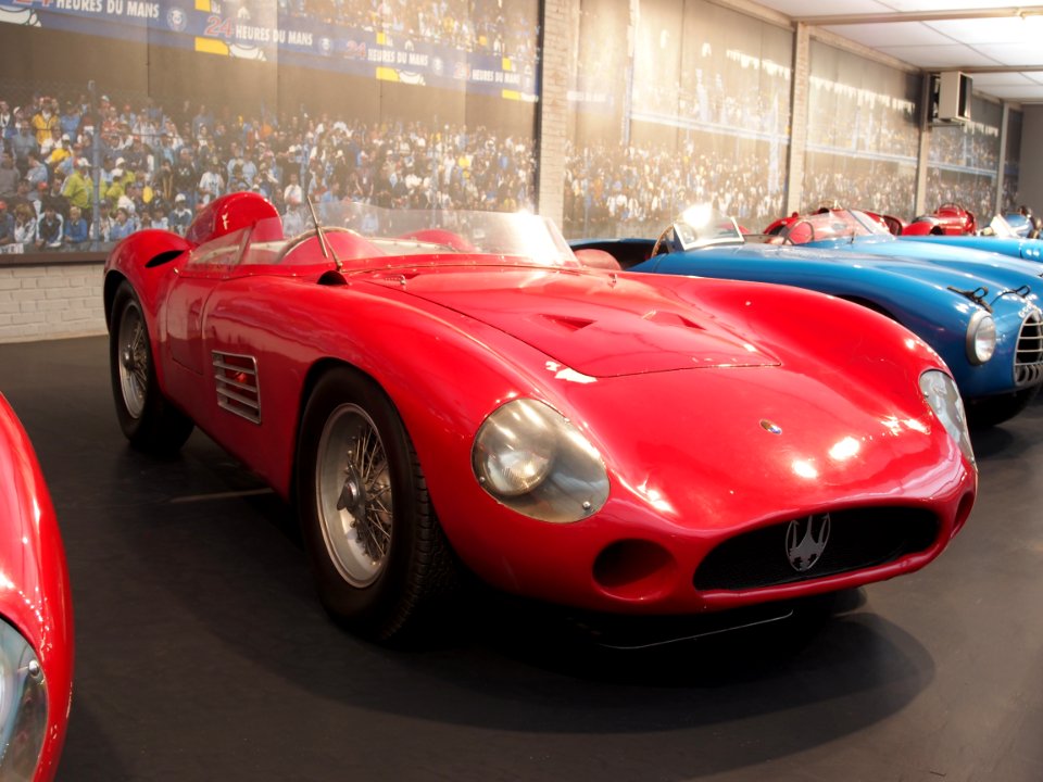 1955_Maserati_Sports_300S,_6_cylinders,_2993cm3,_280hp,_280kmh,_photo_1