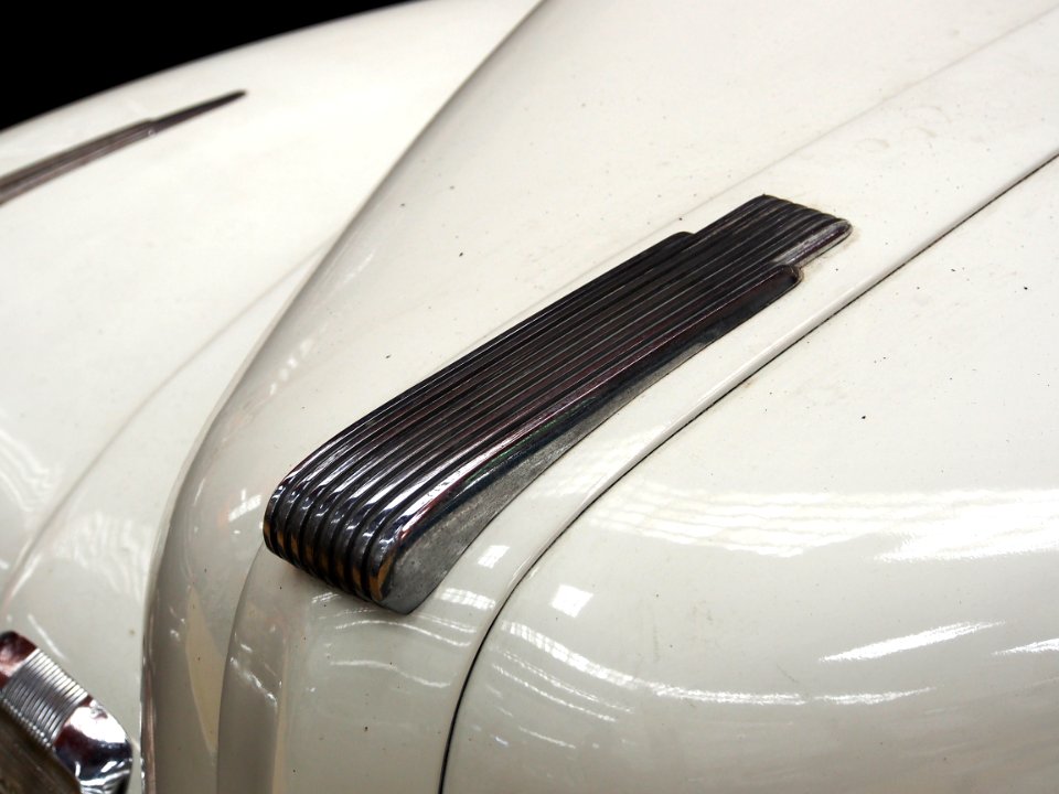 1947_Mercury_Eight,_8_cylinders,_3,9_Liter,_hood_ornament,_pic3