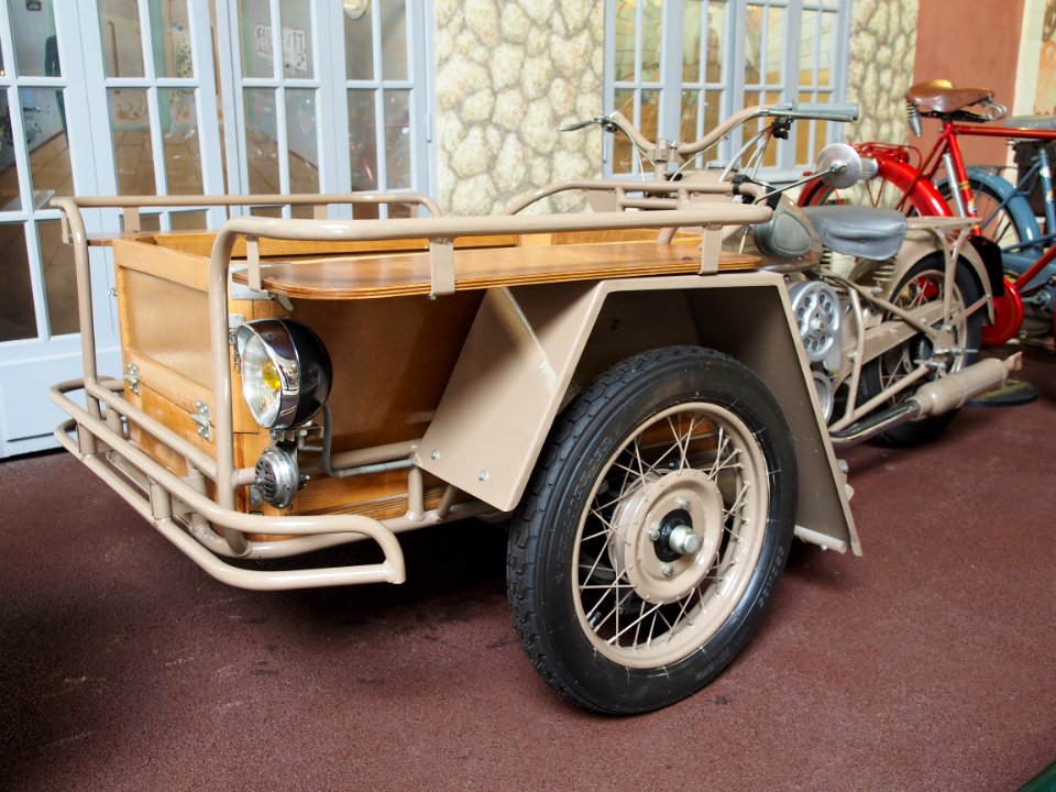 1955_Peugeot_Triporteur_57_TN_photo_2