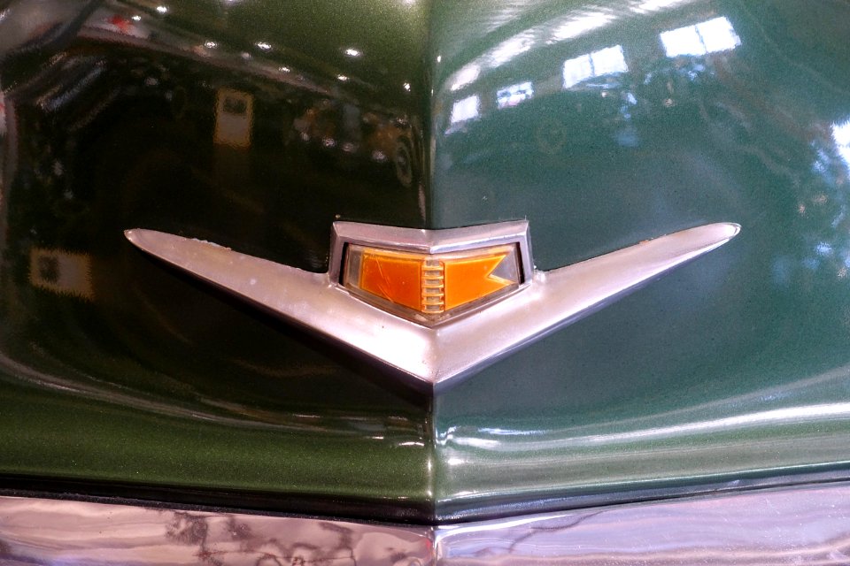 1952_Kaiser_Manhattan_badge,_Four_Door_Sedan_Model_K_522_-_Automobile_Driving_Museum_-_El_Segundo,_CA_-_DSC01453