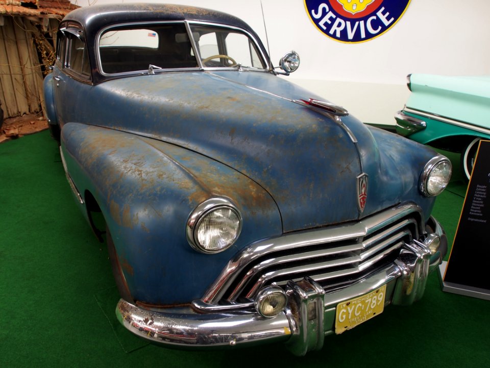 1947_Oldsmobile_98_Sedan,_4211ccm,_110hp,_150kmh_pic1