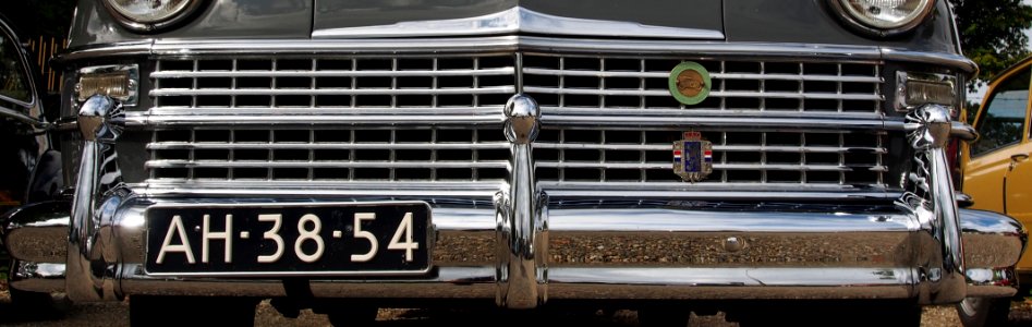 1948_CHRYSLER_WINDSOR_HIGHLANDER,_AH-38-54,_Horn,_the_Netherlands,_pic4_(cropped)_bumper_and_grill_detail