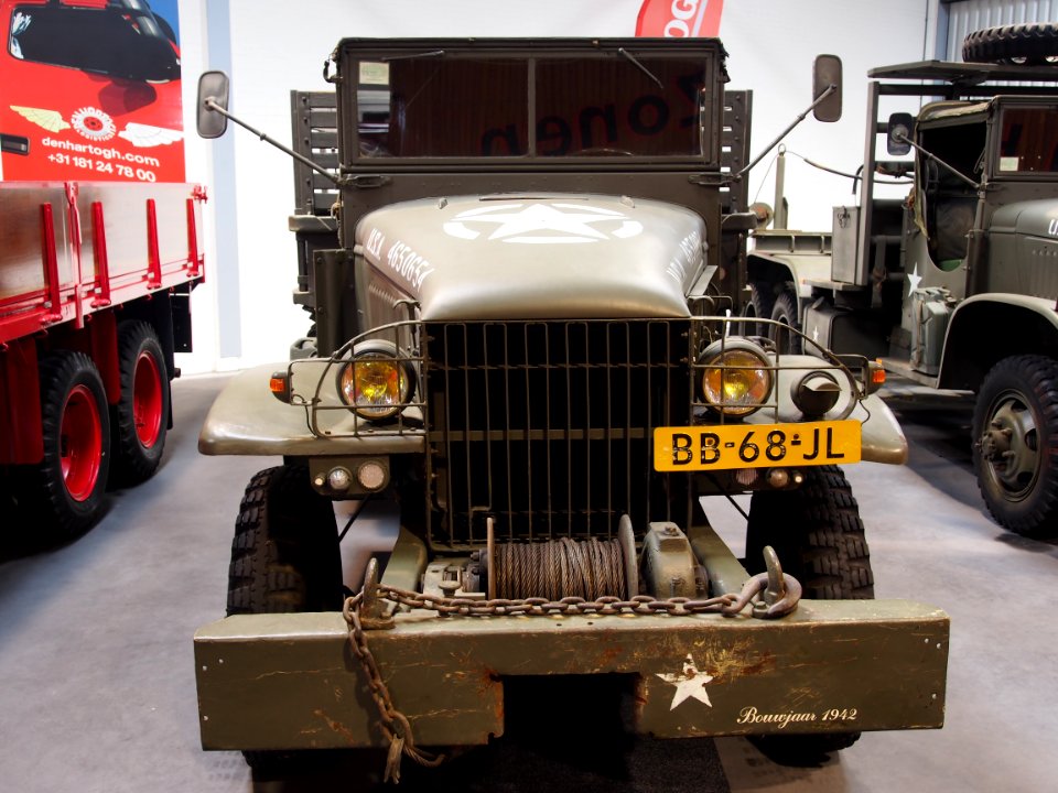 1942_GMC_truck,_hoodno_4650654,_pic2
