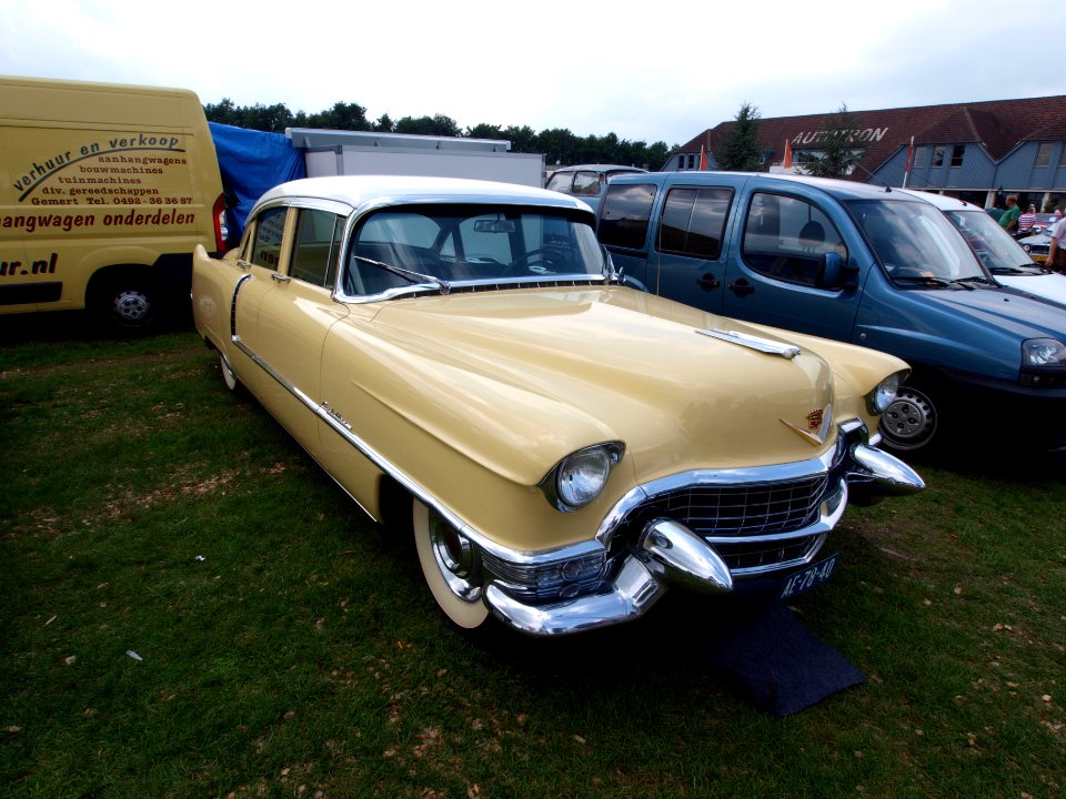 1955_Cadillac_Fleetwood,_Dutch_licence_registration_AE-78-40_p1