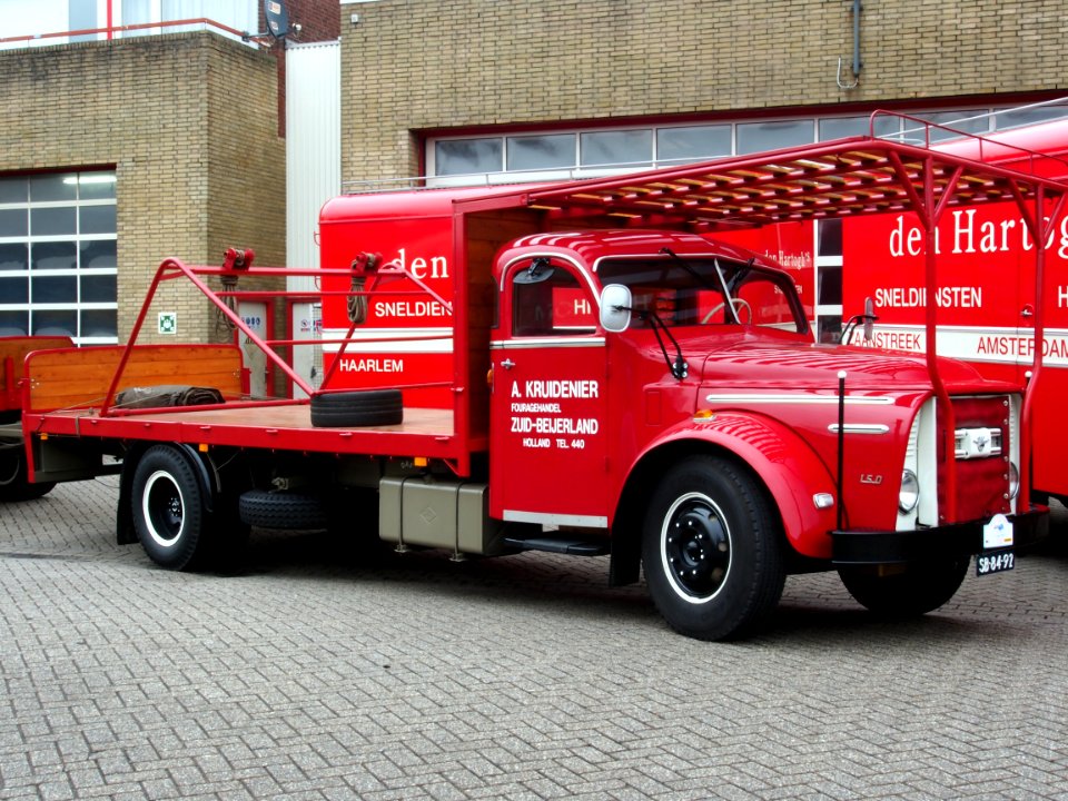 1957_DAF_A15_D_516_Torpedofront-truck,_pic3