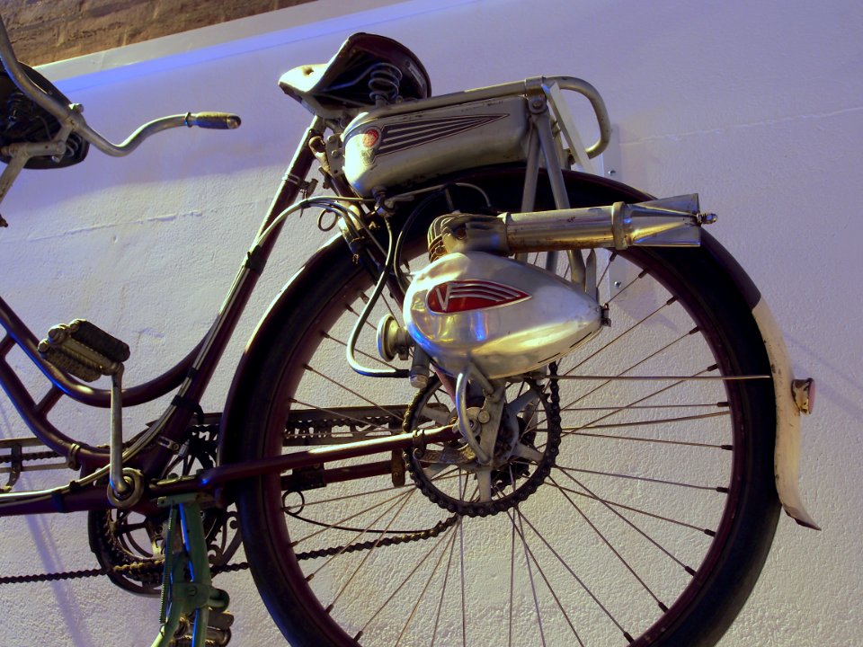 1950_Cyclemaster_pic2_Teknikens_och_Sjöfartens_hus,_Science_and_Maritime_House