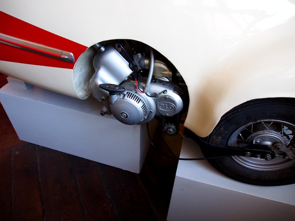 1957_Brütsch_Mopetta,_Rollende_Einkaufstasche,_49cc_2,3hp_engine