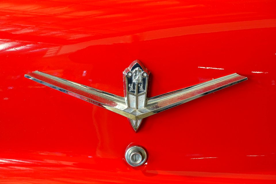 1956_Plymouth_Belvedere_ornament_-_Automobile_Driving_Museum_-_El_Segundo,_CA_-_DSC01564