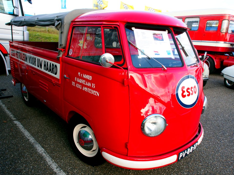 1956_Volkswagen_Transporter_T1_2slash26_Pickup_pic1