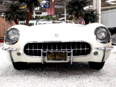 1955_Chevrolet_Corvette_Roadster_pic1