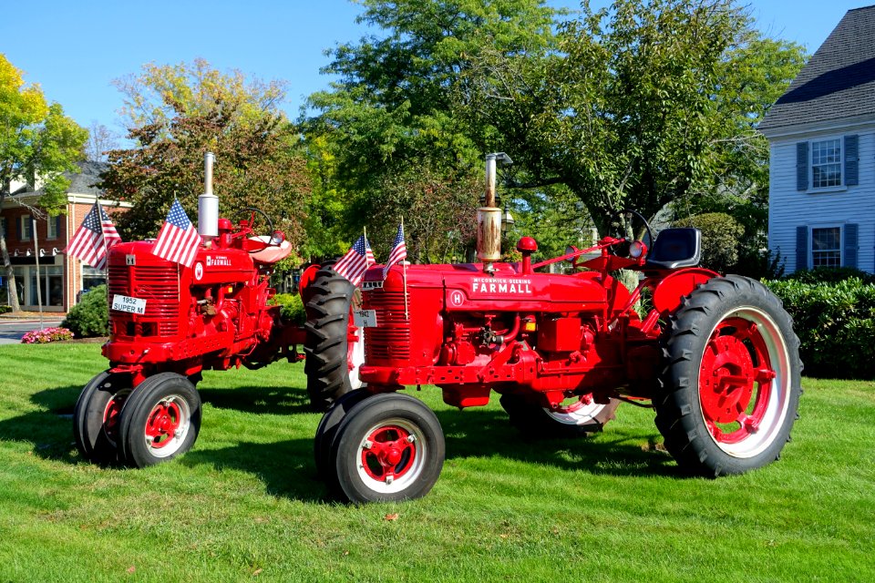 1952_McCormick_Deering_Super_M_tractor_and_1942_McCormick-Deering_Farmall_H_tractor_-_Middleton,_Massachusetts_-_DSC06108