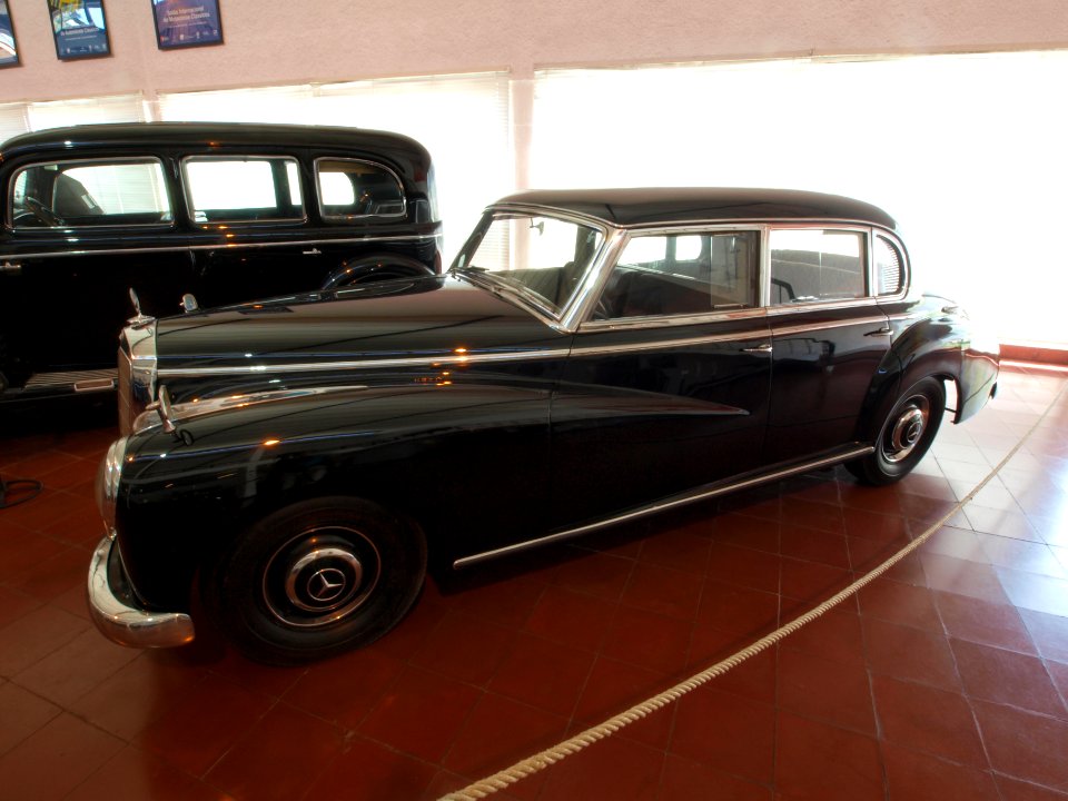 1952_Mercedes_300,_125hp,_2996cc,_162kmh-1
