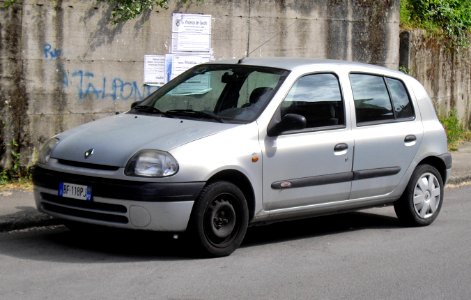1999_Renault_Clio_5-door_Radio_101_edition