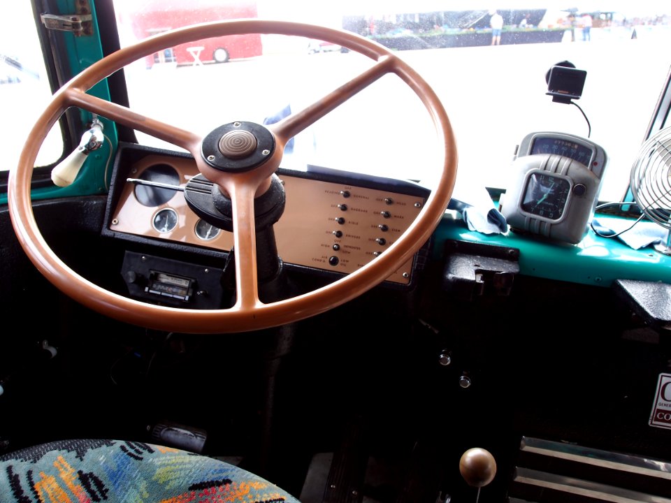 1952_GMC_Silver_Eagle_(M3_CQ,_PD4103)_coach_driver_seat,_pic3