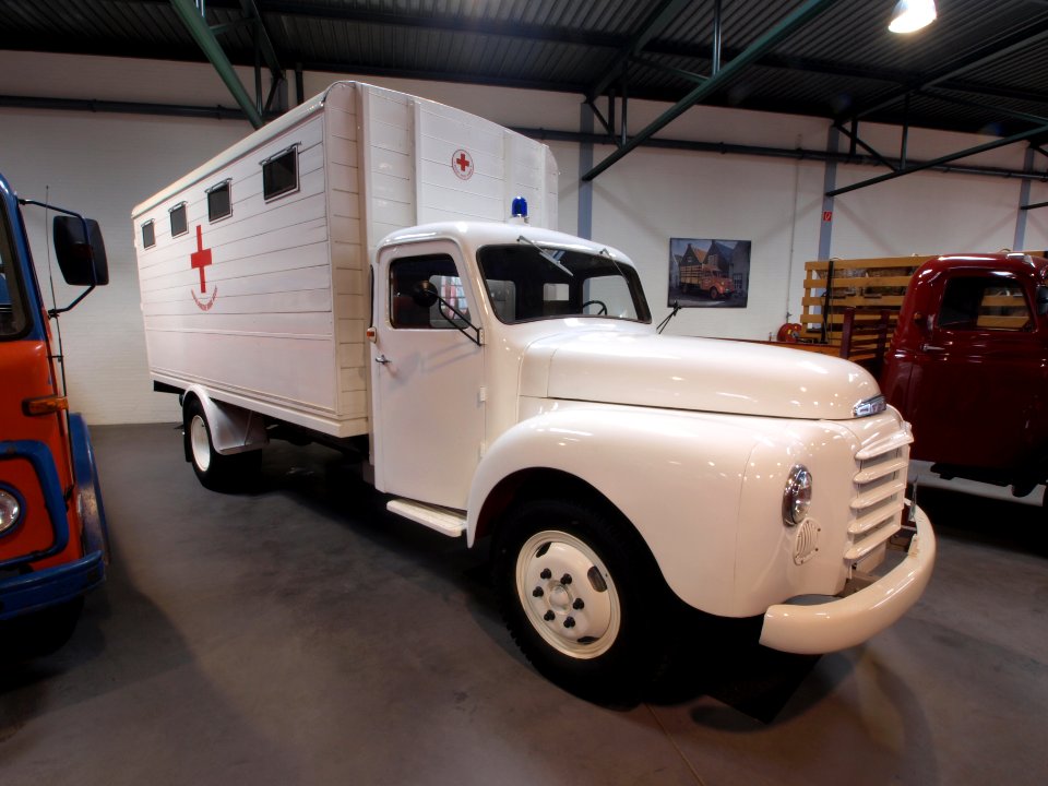 1955_Volvo_ambulance_pict3