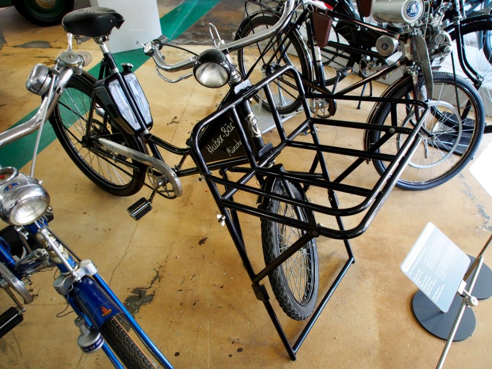 1955_45cc_1hp_AMO-Motor_on_Bavaria_transportbicycle_pic1