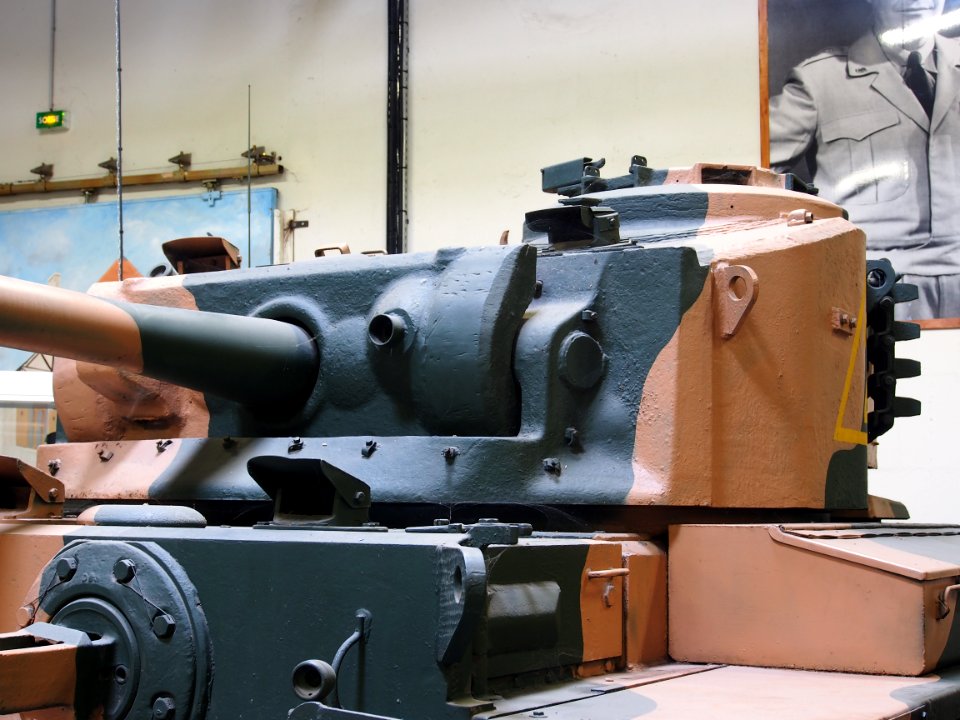 1944_Turret_of_the_Cruiser_tank_Comet,_Tanks_in_the_Musée_des_Blindés,_France,_pic-5