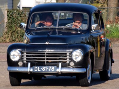 1955_Volvo_PV_444_H,_Dutch_licecence_registration_DL-81-78,_pic1