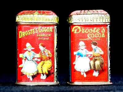 2_verschillende_Droste_cacao_sample_blikjes_met_afbeelding_van_boer_en_boerinnetje_op_een_bank,_foto4