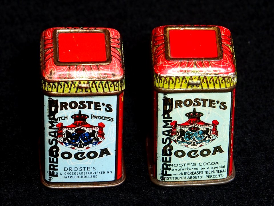 2_verschillende_Droste_cacao_sample_blikjes_met_afbeelding_van_boer_en_boerinnetje_op_een_bank,_foto5