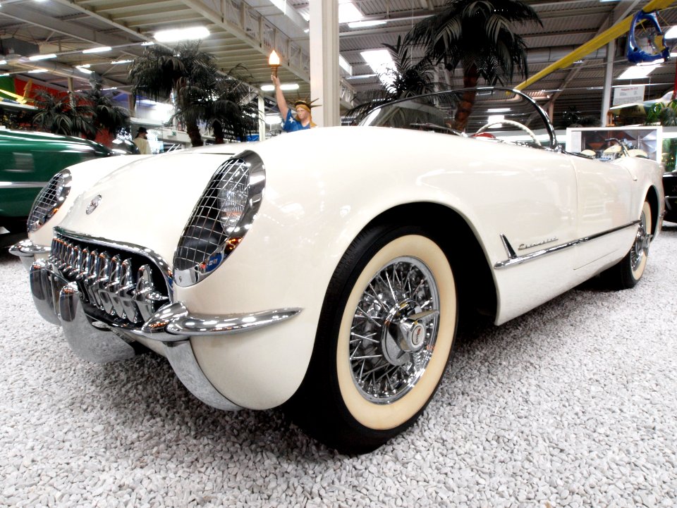 1955_Chevrolet_Corvette_Roadster_pic2