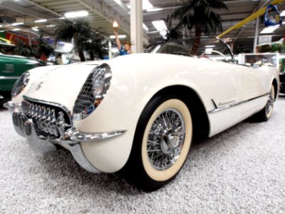 1955_Chevrolet_Corvette_Roadster_pic2