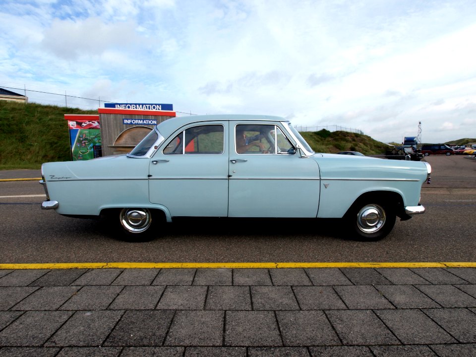 1956–62_Ford_Zephyr_pic2