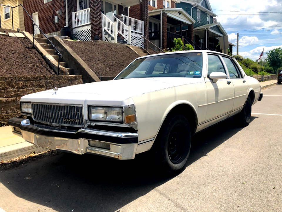 1989_Chevrolet_Caprice_Classic,_front_left,_5-15-2021