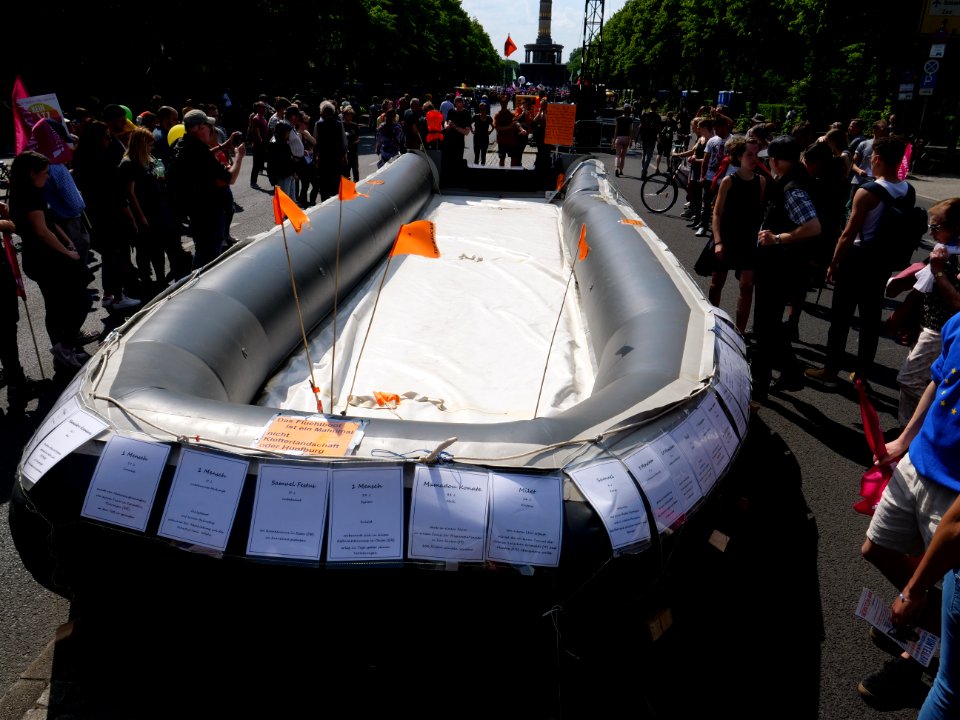 1Europafüralle_demonstration_Berlin_refugee_boat_as_monument_21