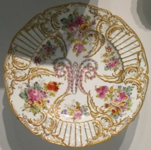 19th_century_plate,_possibly_Vienna_manufactory,_hard-paste_porcelain,_Honolulu_Museum_of_Art