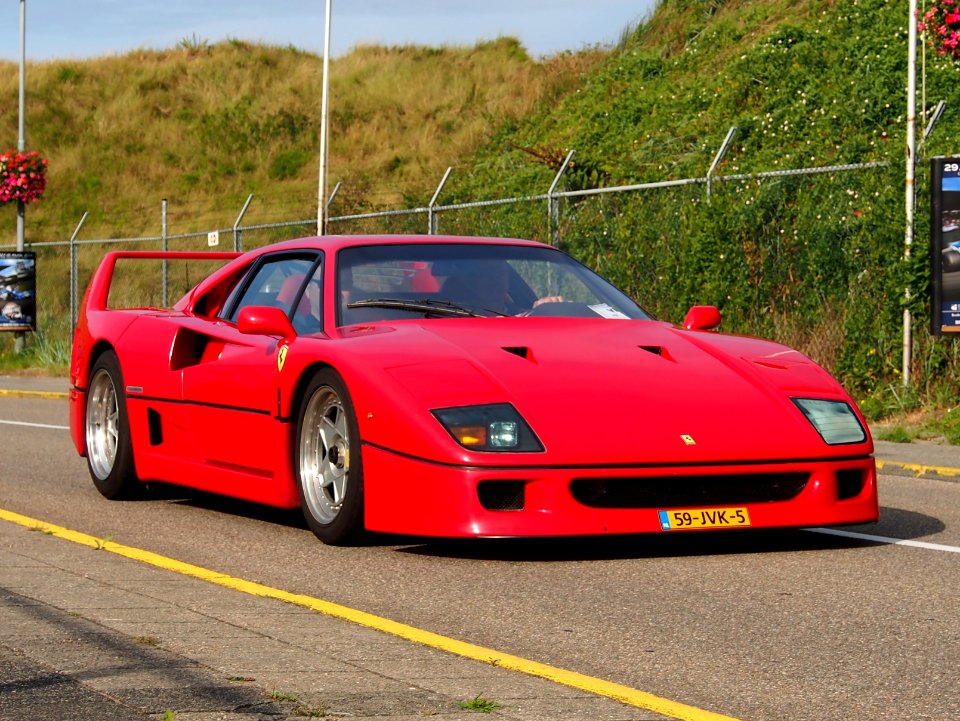 1989_Ferrari_F40,_licence_59-JVK-5,_pic1