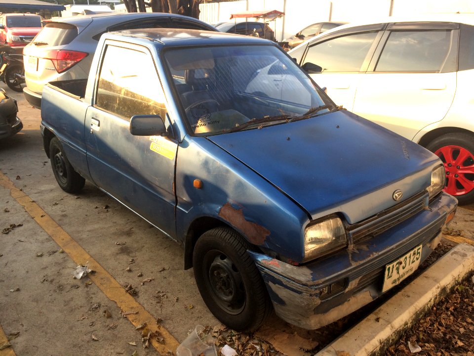 1989-1990_Daihatsu_Mira_(L70)_pickups_(07-12-2017)_01