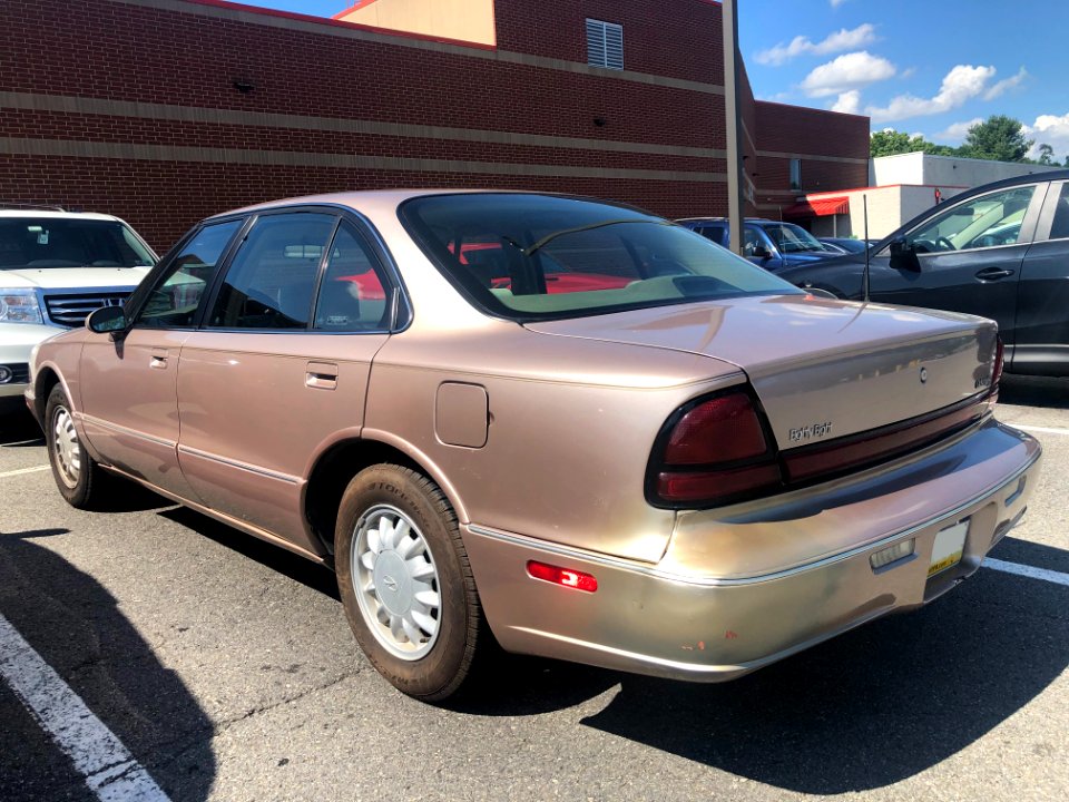 1999_Oldsmobile_Eighty_Eight_in_Champagne_Metallic,_rear_right,_6-28-2021