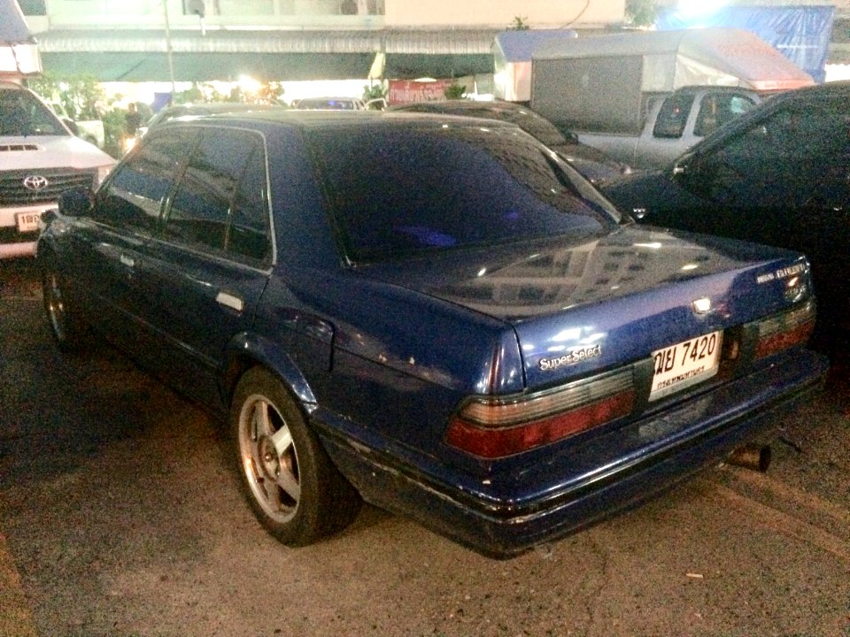 1988-1989_Nissan_Bluebird_(U12)_2.0i_Superselect_Sedan_(30-03-2018)_03