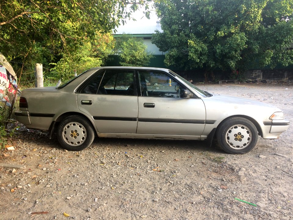 1988-1989_Toyota_Corona_(ST190)_2.0_GL_Automatic_Sedan_(03-08-2018)_06