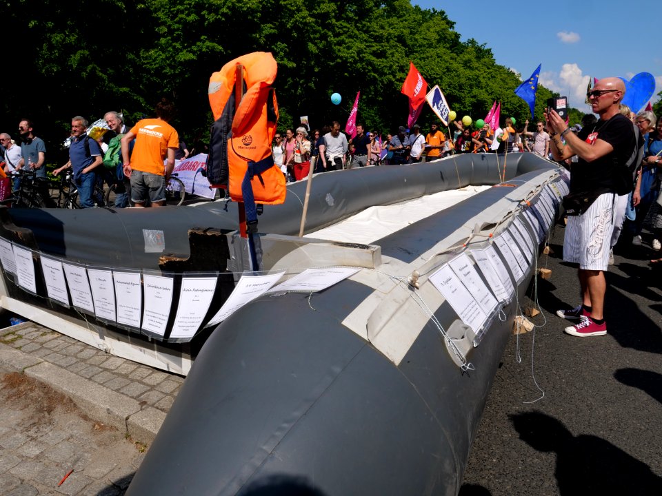 1Europafüralle_demonstration_Berlin_refugee_boat_as_monument_11