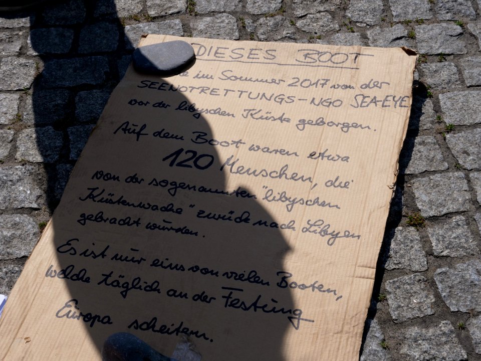 1Europafüralle_demonstration_Berlin_refugee_boat_as_monument_01