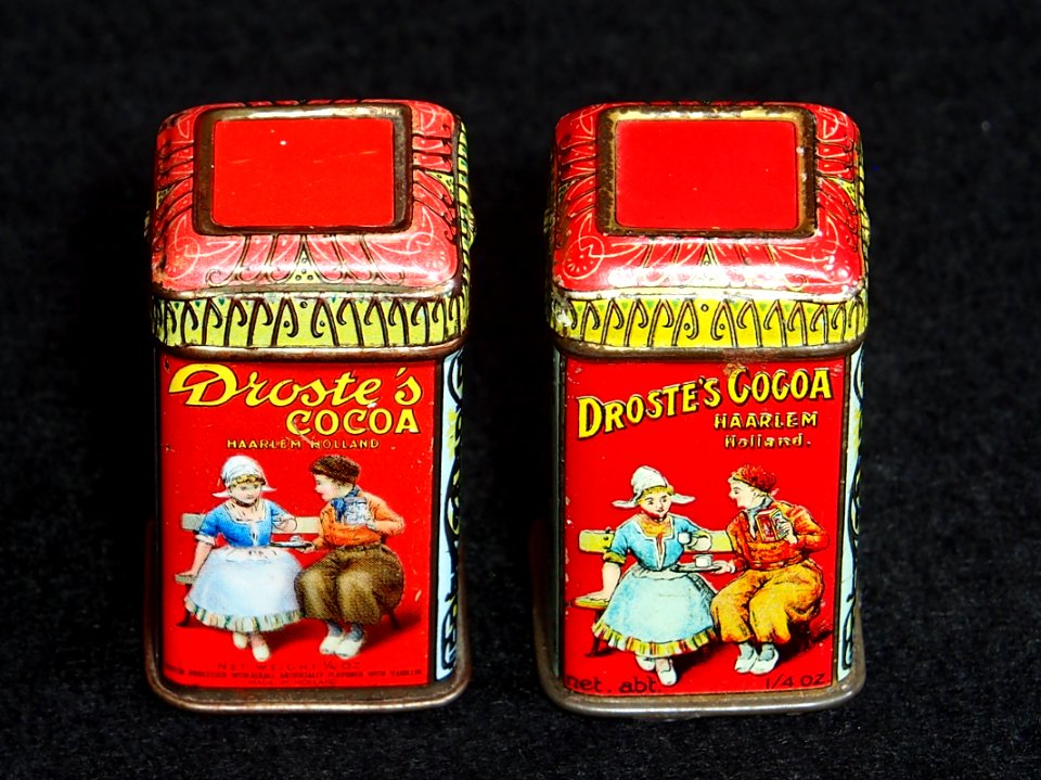 2_verschillende_Droste_cacao_sample_blikjes_met_afbeelding_van_boer_en_boerinnetje_op_een_bank,_foto8