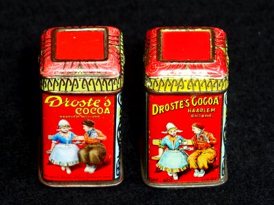 2_verschillende_Droste_cacao_sample_blikjes_met_afbeelding_van_boer_en_boerinnetje_op_een_bank,_foto8